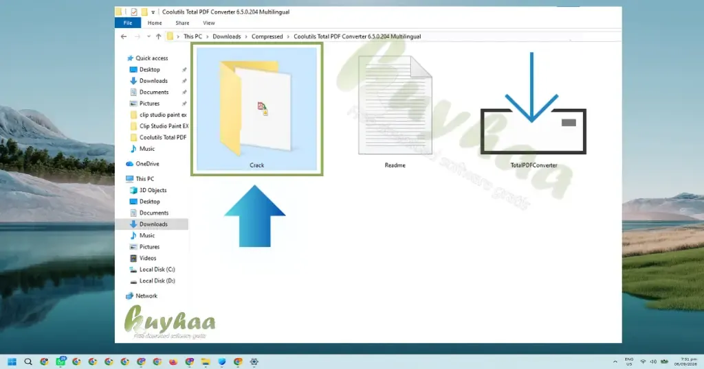 Jendela File Explorer menampilkan folder Crack Total PDF Converter yang disorot panah biru untuk proses aktivasi software.