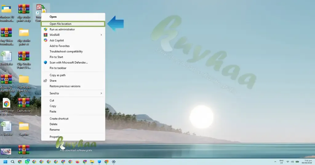 Menu konteks klik kanan pada ikon shortcut desktop Total PDF Converter dengan opsi Open file location disorot panah biru.