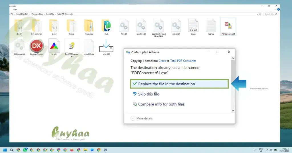 Jendela konfirmasi penggantian file Windows dengan opsi Replace the file in the destination disorot panah biru.