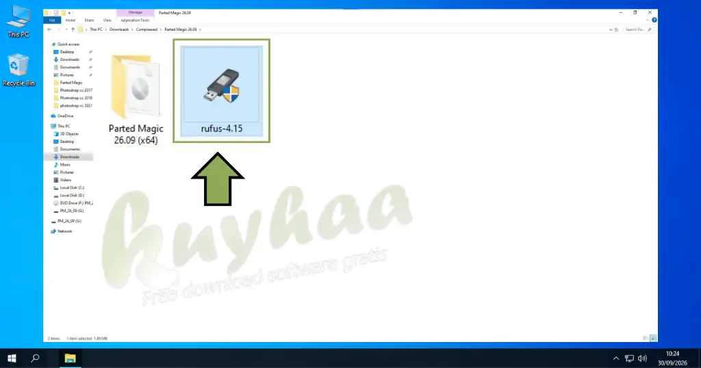 An 8 GB USB flash drive inserted next to an ISO file icon on the computer desktop.