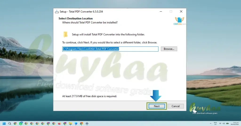 Jendela Select Destination Location pada setup Total PDF Converter yang menampilkan direktori instalasi default dan tombol Next disorot panah biru.
