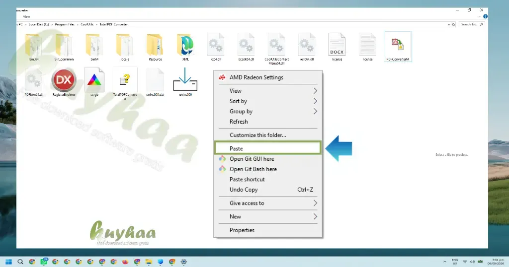 Menu konteks klik kanan di folder instalasi Total PDF Converter dengan opsi Paste disorot panah biru untuk menempelkan file crack.